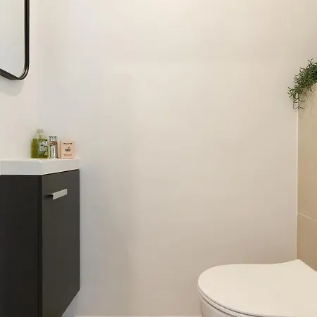 Wam Yourhosthelper * Cannes